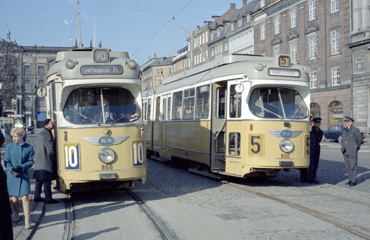 København / Kopenhagen Københavns Sporveje: Zwei DÜWAG-GT6 halten am 3. März 1968 am Kongens Nytorv, 866 als SL 10 und 900 als Sonderzug. - Scan von einem Farbnegativ. Film: Kodacolor X.