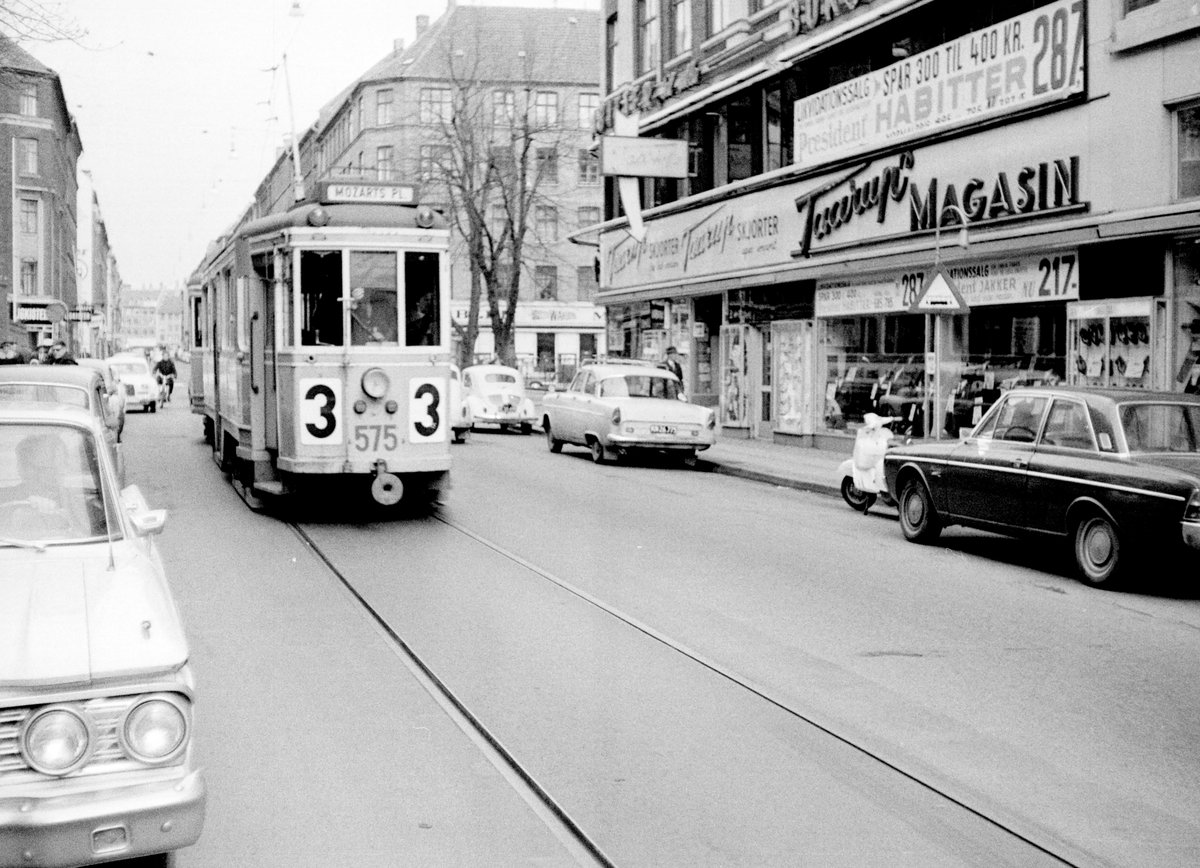 København / Kopenhagen Københavns Sporveje SL 3 (Tw 575 + Bw 15xx) Griffenfeldsgade im April 1968. - Scan von einem S/W-Negativ. Film: Ilford FP3.