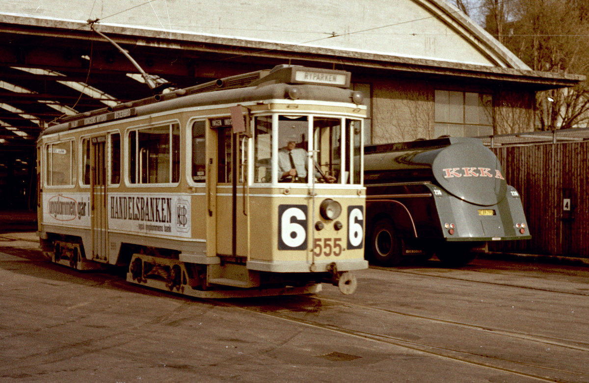 København / Kopenhagen Københavns Sporveje SL 6 im April 1968: Der Tw 555 verlässt als Solo-Tw den Straßenbahnbetriebsbahnhof Valby. Die Drehgestelltriebwagen der Serie 501 - 618 fuhren auf der SL 6 normalerweise mit Beiwagen. Den Grund dafür, dass der Tw 555 an diesem Tag ohne Bw fuhr, habe ich leider vergessen; es könnte sein, dass er in einem GT6-Kurs fuhr. Ein GT6 brauchte einen Wagenführer und einen Schaffner, während ein Zug mit Beiwagen zwei Schaffner hatte. - Scan von einem Farbnegativ. Film: Agfacolor CN 17. 