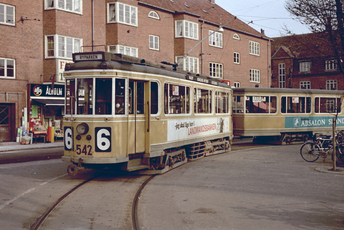 København / Kopenhagen Københavns Sporveje SL6 (Tw 542 + Bw 15xx) Valby, Ålholm Plads (Endstation) im April 1968. - Scan von einem Farbnegativ. Film: Agfacolor CN 17.