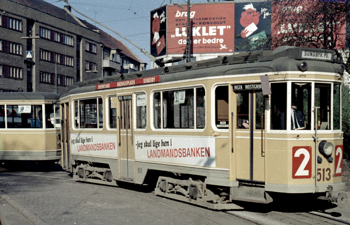 København / Kopenhagen Københavns Sporveje SL 2 (Tw 513 + Bw 15xx) Brønshøj, Brønshøj Torv (Endstation, Schleife) am 26. April 1968. - Scan von einem Farbnegativ. Film: Agfacolor CN 17.