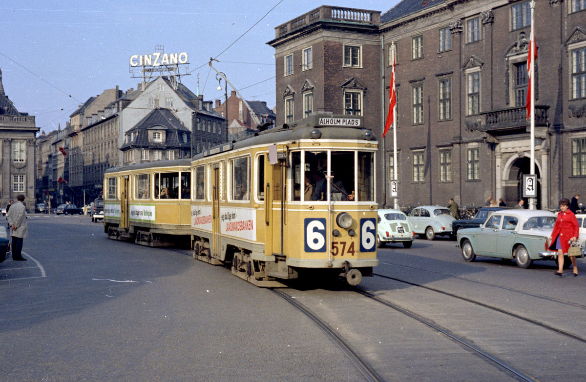 København / Kopenhagen Københavns Sporveje SL 6 (Tw 574 + Bw 15xx) København K / Centrum, Kongens Nytorv am 1. Mai 1968. - Scan von einem Farbnegativ. Film: Kodacolor X.