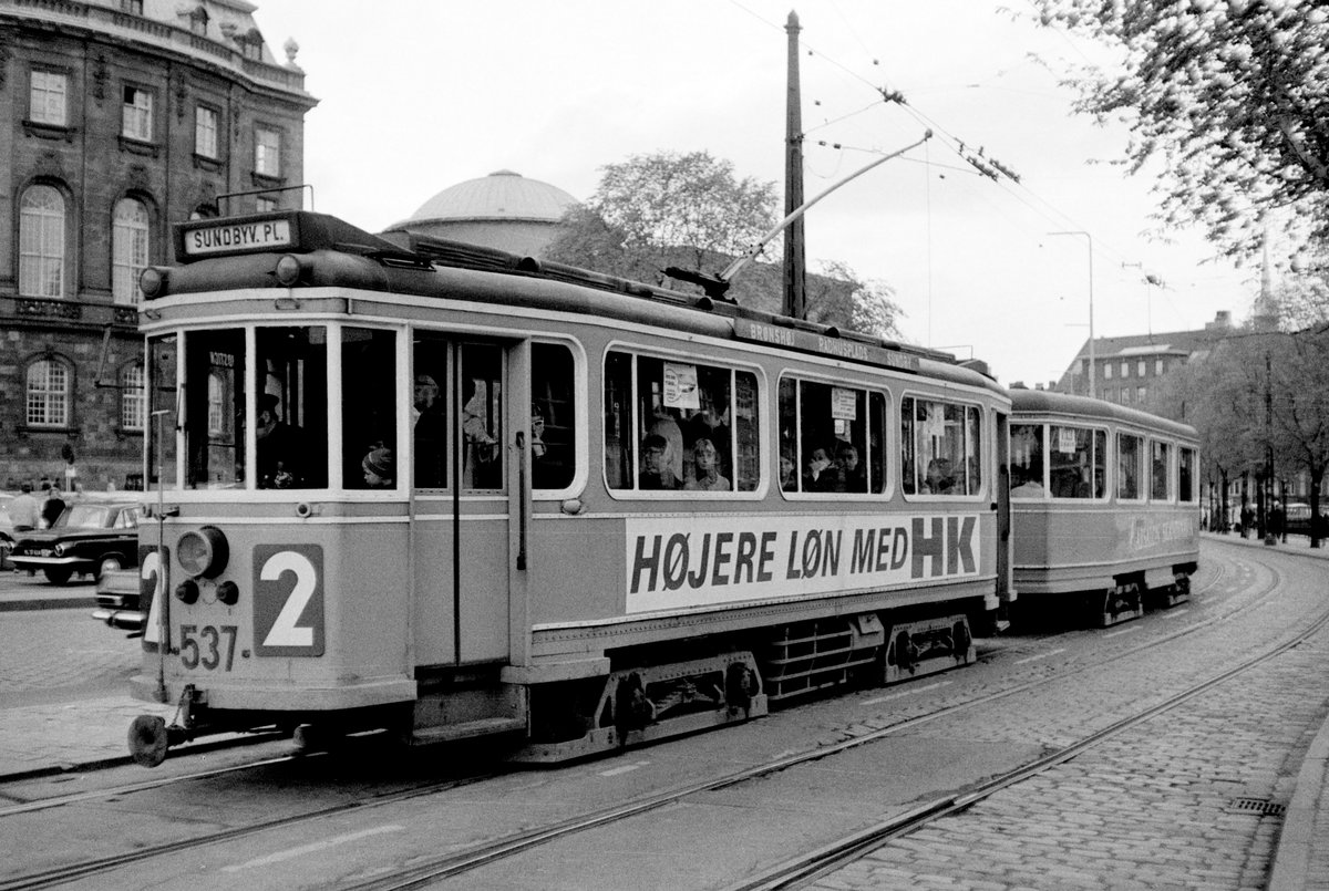 København / Kopenhagen Københavns Sporveje SL 2 (Tw 532 + Bw 15xx) Centrum, Christiansborg Slotsplads / Holmens Bro im Mai 1968. - Scan von einem S/W-Negativ. Film: Ilford FP 3.