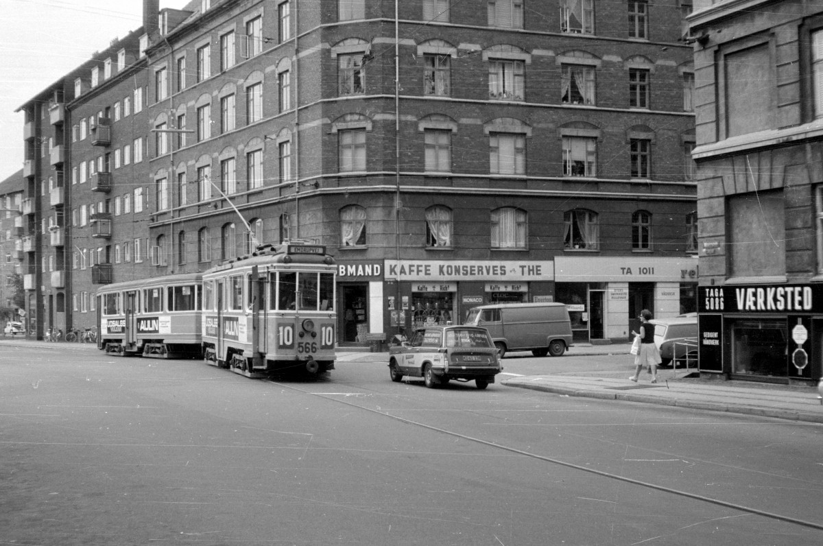 København / Kopenhagen KS im Juli 1967: Ein Zug der SL 10 (Tw 566 + Bw 15xx) hat eben den Betriebshof Nørrebro verlassen und fährt in der Mimersgade (Mimersgade /  Bragesgade) auf der Betriebsstrecke zwischen dem Betriebshof und der Stammstrecke der SL 10, die der Zug nach einigen Minuten erreichen wird (Ecke Ægirsgade / Tagensvej).
