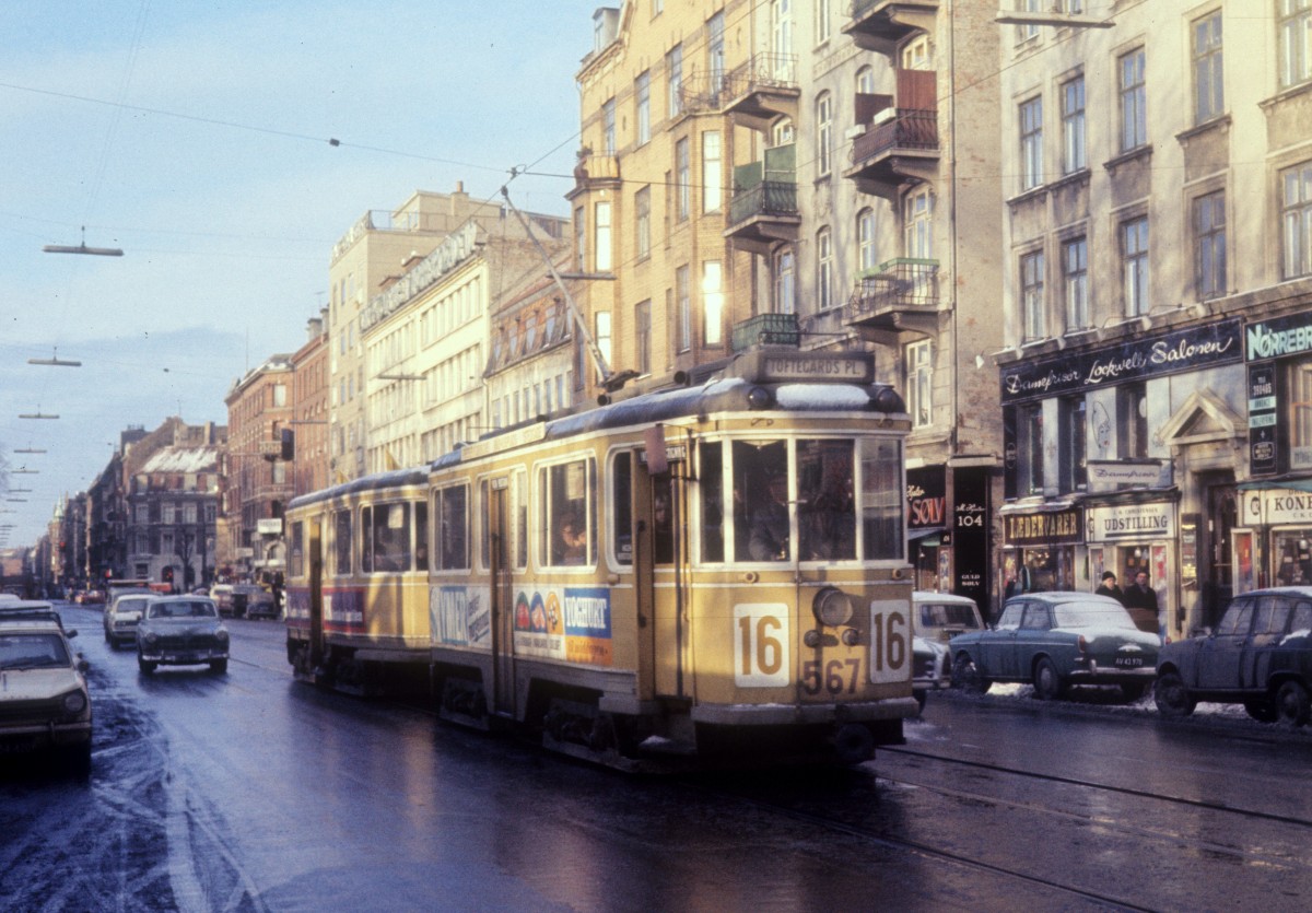 København / Kopenhagen KS SL 16 (Grossraumtriebwagen 567) Nørrebrogade / Sjællandsgade im Februar 1970.