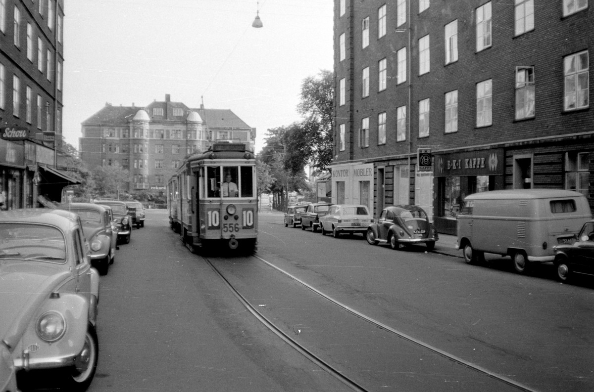 København / Kopenhagen KS SL 10 (Tw 556 + Bw 15xx) Molbechsvej im August 1967. - Der Zug nähert sich der Endstation am Toftegaards Plads im Stadtteil Valby. - Scan vom einem S/W-Negativ. Kamera: Konica EE-matic.