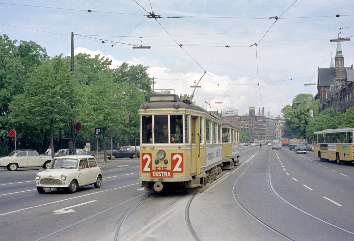 København Københavns Sporveje SL 2 (E-Wagen; Tw 515 + Bw 1556) København V, H. C. Andersens Boulevard / Tietgensgade am 4. Juni 1969. - Die beiden Straßen wurden nach dem weltberühmten dänischen Märchendichter Hans Christian Andersen (1805 - 1875) bzw. dem bedeutsamen dänischen Finanzmann C. F. Tietgen (1829 - 1901) benannt; Tietgen war Initiator einer Reihe von gewerblichen Betrieben (u.a. der Straßenbahn Kopenhagen, der Reederei DFDS und der Brauerei Tuborg). - Hinter den Bäumen zur linken Seite befindet sich der bekannte Kopenhagener Vergnügungspark  Tivoli . Dieser Park wurde 1843 gegründet; benannt wurde er nach der italienischen Stadt Tivoli, wo die berühmte  Villa d'Este  mit ihren vielen schönen Springbrunnen liegt. - Scan eines Farbnegativs. Film: Kodak Kodacolor X. 