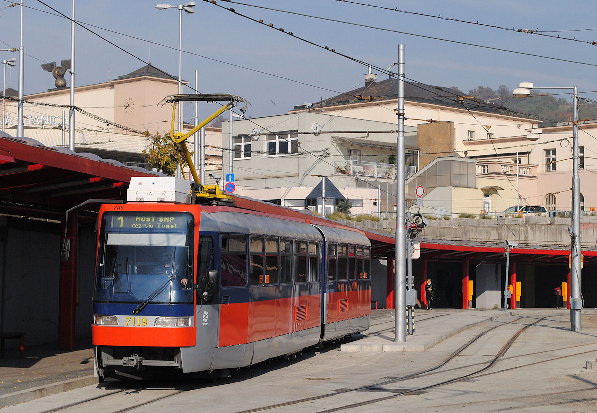 K2S 7119 bei der Ausfahrt aus der Endstelle Hlavna Stanica. (06.11.2015)