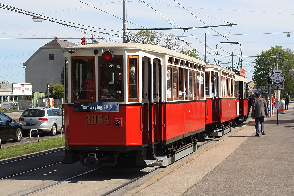 k5 3964 + k5 3940 gezogen vom WTM A 1 am 25.April 2015 als Zubringer zum Wiener Tramwaytag in der Haltestelle Weissenböckstraße.