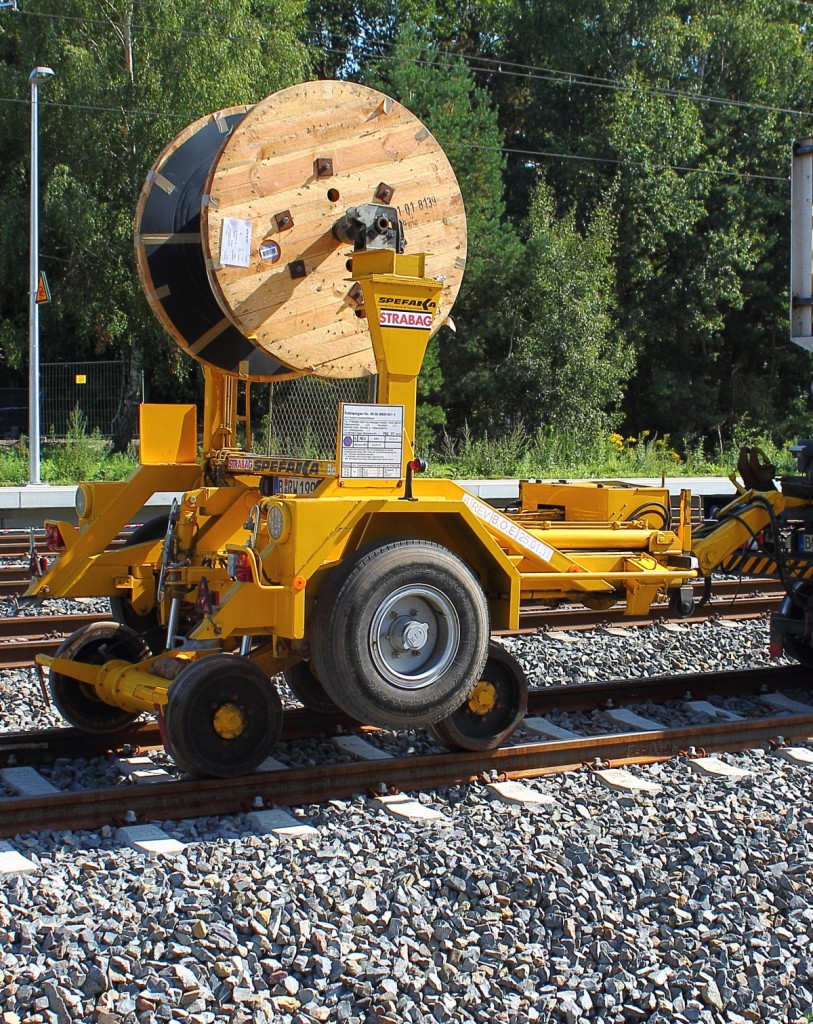 Kabeltrommelanhnger der Fa. STRABAG Rail Fahrleitungen GmbH im Bahnhof Nassenheide am 14.09.2013 abgestellt. 
Kleinwagen 
Nr. 99 809009 001-5 
Eigengewicht: 2,8 t 
Nutzlast: 2,2 t 
max. V: 25 km/h