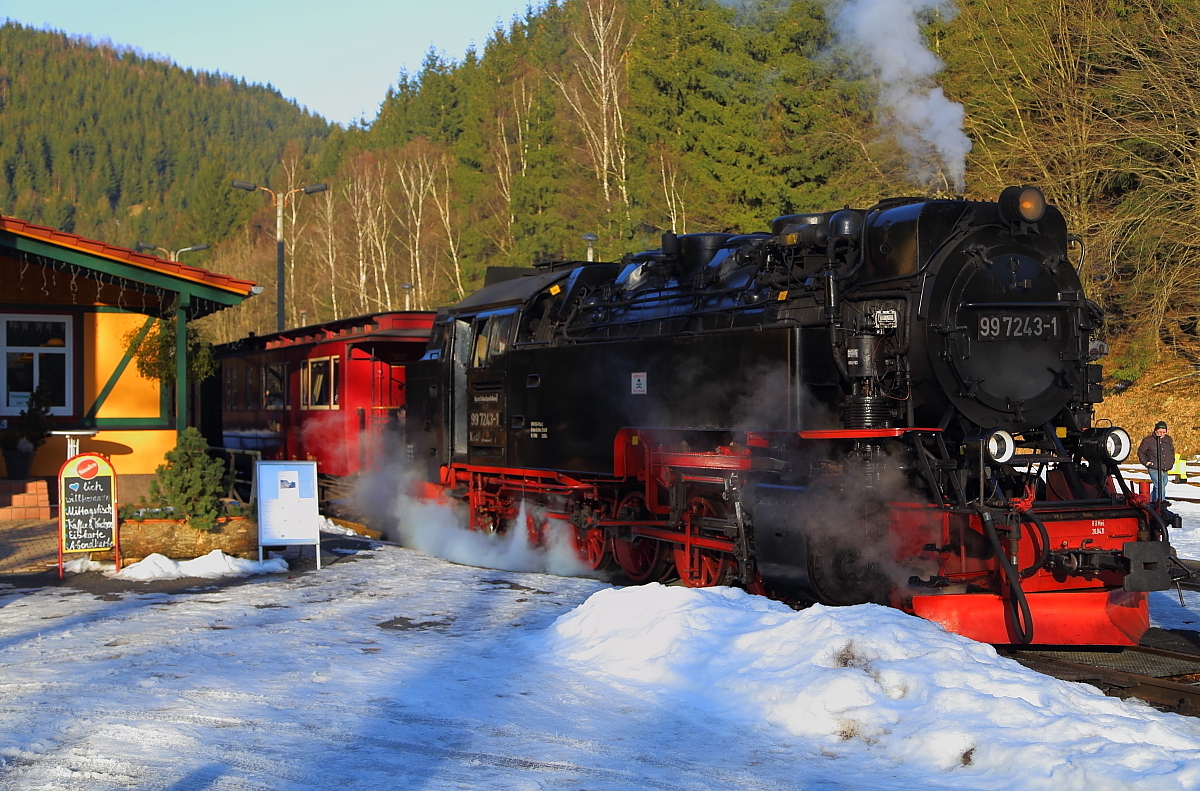 Kaffeepause! Nachdem 99 7243 ihren IG HSB-Sonderzug am 13.02.2015 erst von Wernigerode zum Brocken hinauf und danach hierher gebracht hat, hält sie jetzt im Bahnhof Eisfelder Talmühle eine kurze  Siesta .
