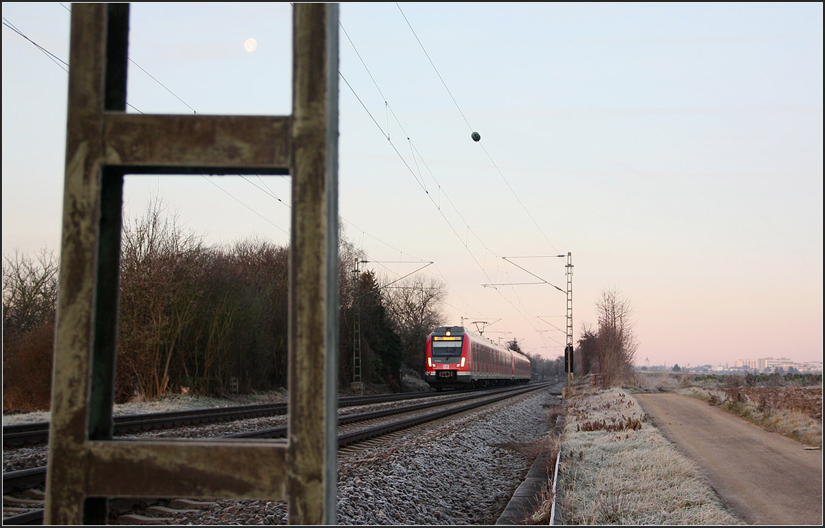 Kalter Dezembermorgen II -

An der Remsbahn bei Endersbach mit einem Zug der Linie S2 nach Schorndorf.

28.12.2015 (M)