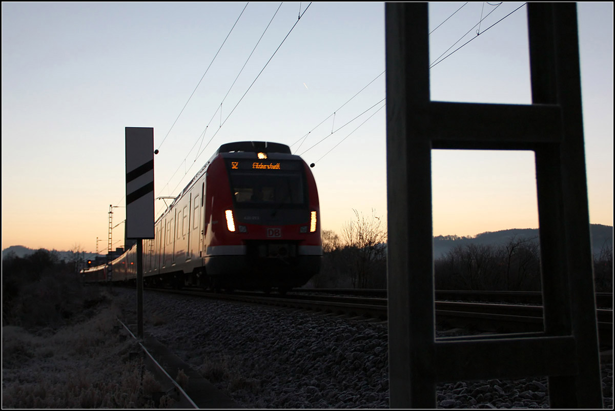 Kalter Morgen - 

Der Raureif zeichnet den Oberleitungsmast fein nach, während eine Bahn auf der S2 gen Stuttgart bei Weinstadt-Endersbach durch das Remstal rollt.

28.11.2016 (M)