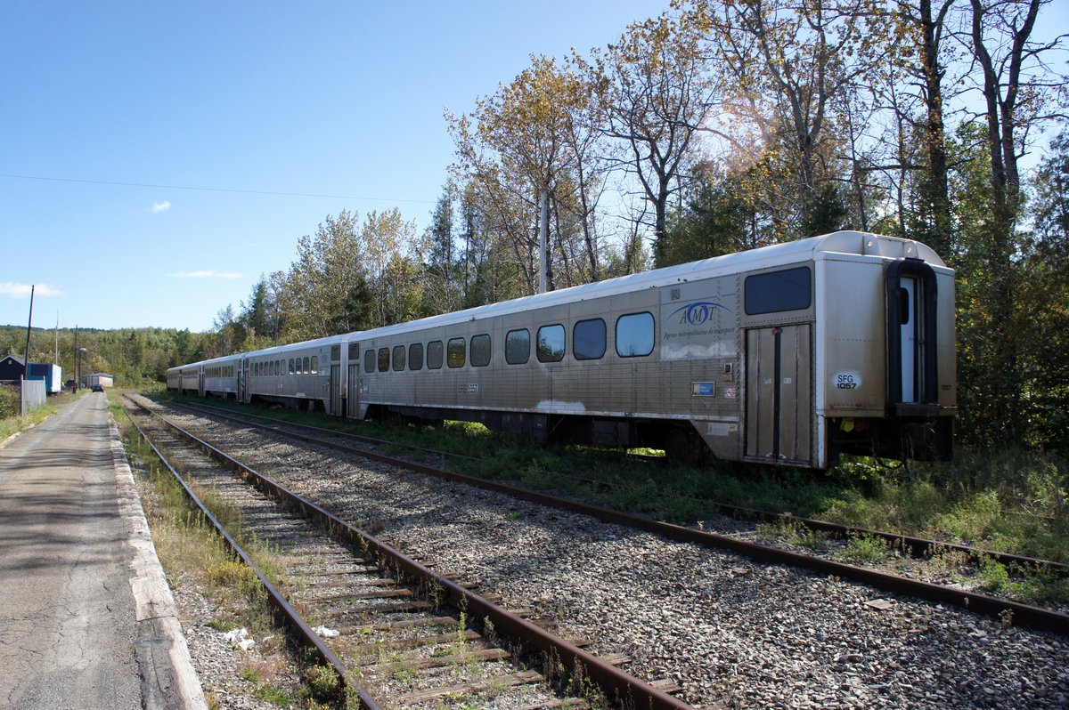 Kanada / Québec: SFG Rail (Société de chemin de fer de la Gaspésie / Gaspe Railway Company) / Agence métropolitaine de transport (AMT): Abgestellte Wagen im Bahnhof von New Richmond (Québec) in Kanada. Bahnstrecke Matapédia - Gaspé. Aufgenommen im September 2014.