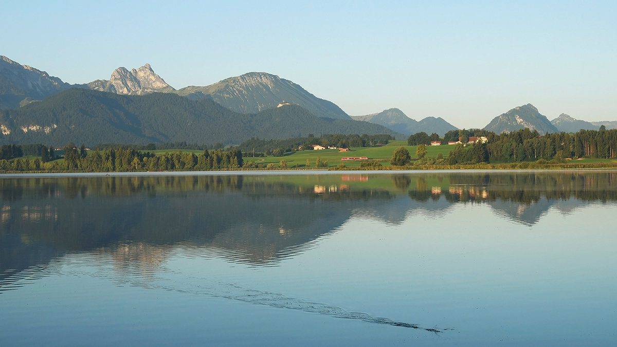 Kapás... 

Sagt man, falls Glück hat, auf Ungarisch sowohl beim Angeln, auch beim Fotografieren. Am 29.08.15, kurz vor 7 Uhr morgens, mit den ersten Sonnanstrahlen haben die Anglers und Fotografers gleichzeitig das Glück. Im Szene 642.014 als RB 57337 von Füssen nach Augsburg.