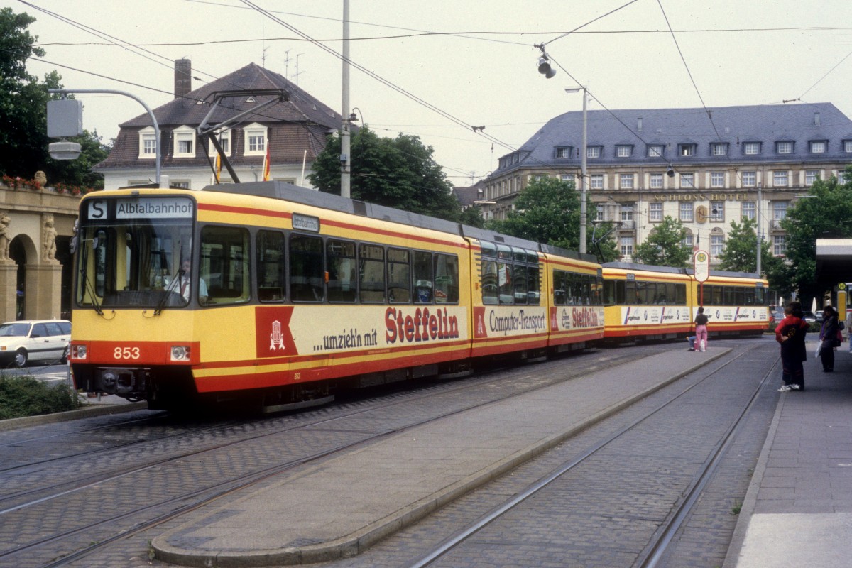 Karlsruhe VBK SL S (DUEWAG-GT8-80C 853) Hauptbahnhof / Bahnhofsvorplatz am 26. Juni 1993.