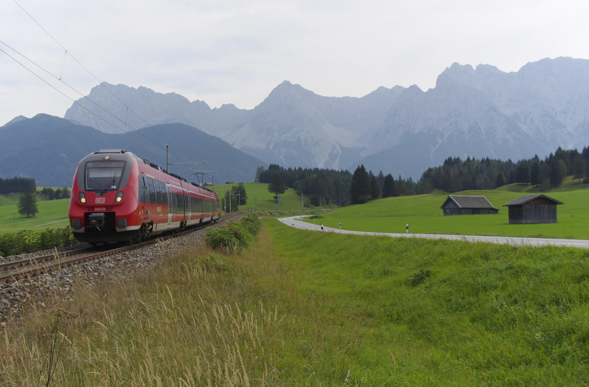 Karwendel Panorama: 2442 214 rollt gerade die Schmalenseehöhe zwischen Mittenwald und Klais hinab. Gleich passiert die RB nach München das Einfahrvorsignal von Klais. Bahnstrecke 5504 Müchen - Mittenwald Grenze beim Landhaus Wackerl am 15.09.2016