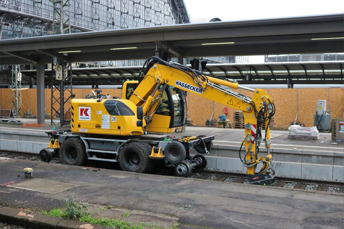 Kassecker Liebherr 922 Rail Zweiwegebagger am 01.12.18 in Frankfurt am Main Hbf vom Bahnsteig aus fotografiert