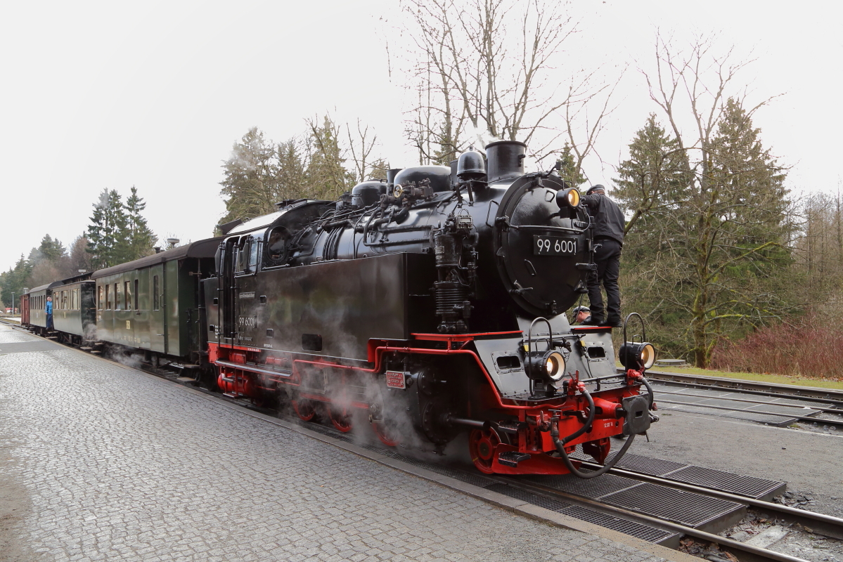 Kaum ist 99 6001 am 07.02.2016 mit ihrem IG HSB-Sonderzug im Bahnhof Drei Annen Hohne angekommen, gibt es für das Lokpersonal auch schon wieder Arbeit. Ein Zeichen dafür, wie aufwendig der Betrieb von Dampflokomotiven ist!