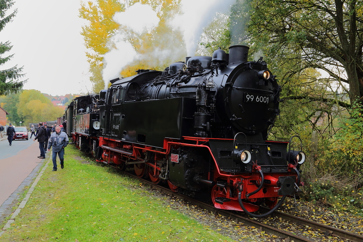 Kaum haben die Lokführer von 99 6001 und 99 5901 ihren IG HSB-Sonder-PmG am 23.10.2016 in der Ortslage Straßberg zum Stehen gebracht, eilen auch schon die Fotografen hastig nach vorn, um einen möglichst guten Platz in der Fotolinie zu ergattern! ;-)