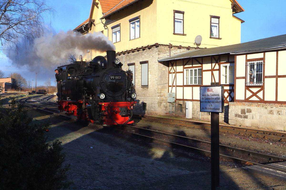 Kaum hat am Morgen des 14.02.2015 99 5901 mit dem IG HSB-Sonder-PmG den ehemaligen Bw-Bereich des Bahnhofes Gernrode verlassen, folgt ihr auch schon 99 6101, um sich kurz darauf als Vorspannlok vor den Zug zu setzen.