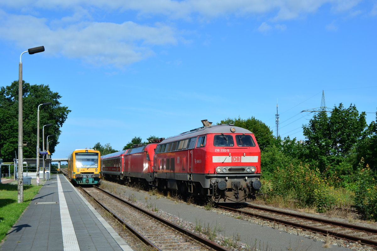 Kaum kam ich in Schönhausen auf den Bahnsteig schon brummte die norddeutsche 218 330-9 mit dem Berlin Hamburg Express durch Schönhausen gen Berlin während 650 087 der ODEG als RB13 nach Stendal die Kreuzung abwarten musste. Dank Bauarbeiten muss der Berlin Hamburg Express auf nicht elektrifizierten Streckenteilen umgeleitet werden was eine solch interessante Kombination bringt.

Schönhausen 31.07.2017