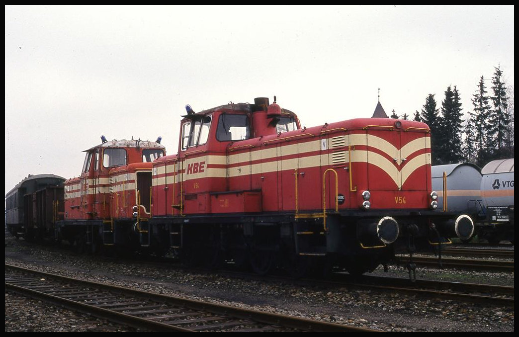 KBE Dieselloks V 54 und V 53 stehen am 3.4.1994 im BW Lengerich Hohne der Teutoburger Wald Eisenbahn und warten auf ihre Aufarbeitung.