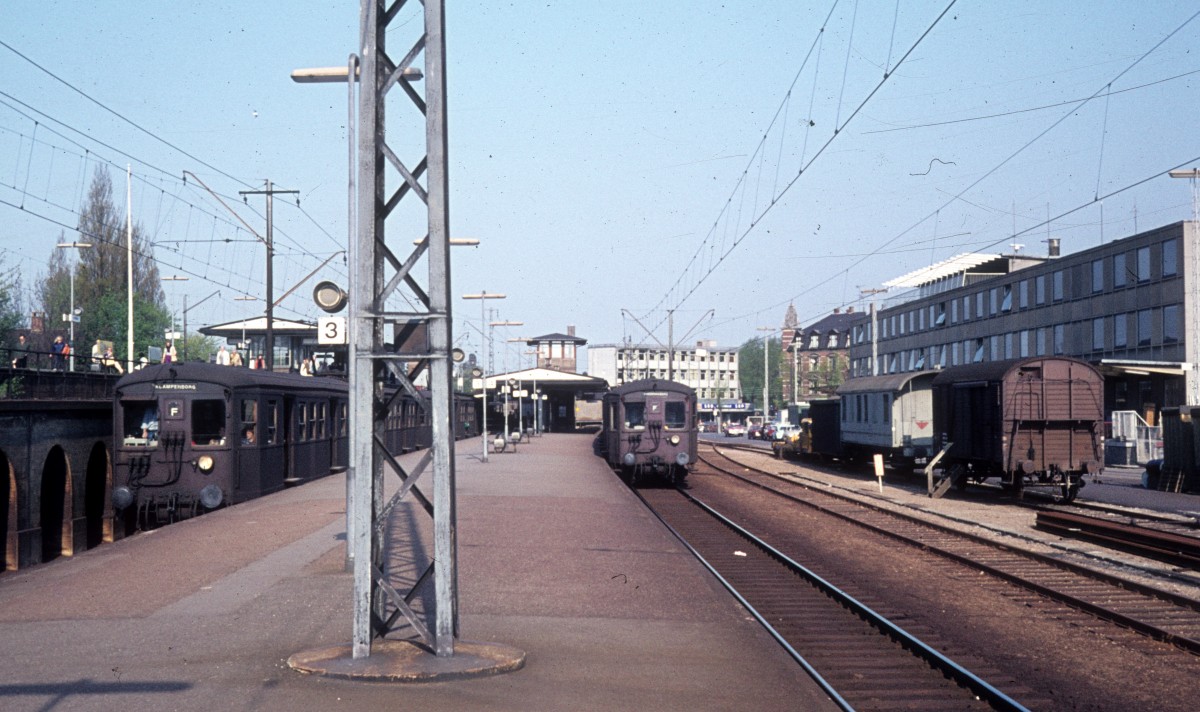 Kbenhavn / Kopenhagen DSB S-Bahn im April 1975: Zwei Zge der Linie F halten im S-Bf Vanlse. Der Zug links fhrt nach Klampenborg ber Nrrebro und Hellerup, whrend der Zug rechts nach Frederiksberg fhrt. - An dieser Stelle enden heute die beiden Metrolinien. 