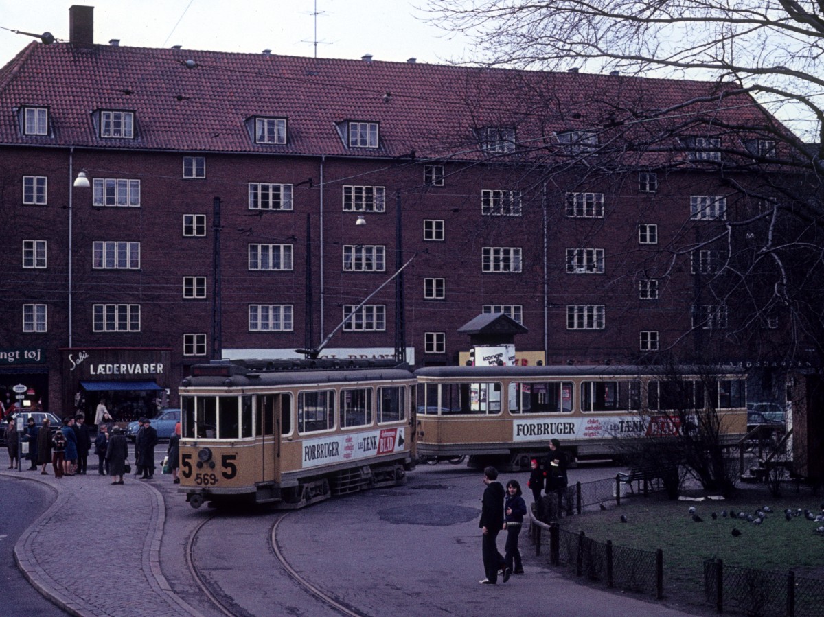 Kbenhavn / Kopenhagen KS SL 5 (KS-Grossraumtriebwagen 569) Brnshj Torv am 4. April 1972.