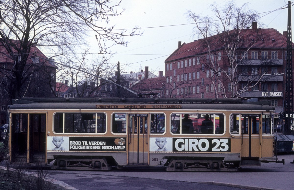 Kbenhavn / Kopenhagen KS SL 5 (KS-Grossraumtriebwagen 569) Brnshj Torv am 4. April 1972. - Die Triebwagen der Serie 501 - 618 und die entsprechenden Beiwagen 1501 - 1583 wurden in den Jahren 1930 bis 1941 von der Hauptwerksttte der Kopenhagener Strassenbahnen hergestellt. Die Wagen wurden aus Stahl gemacht.