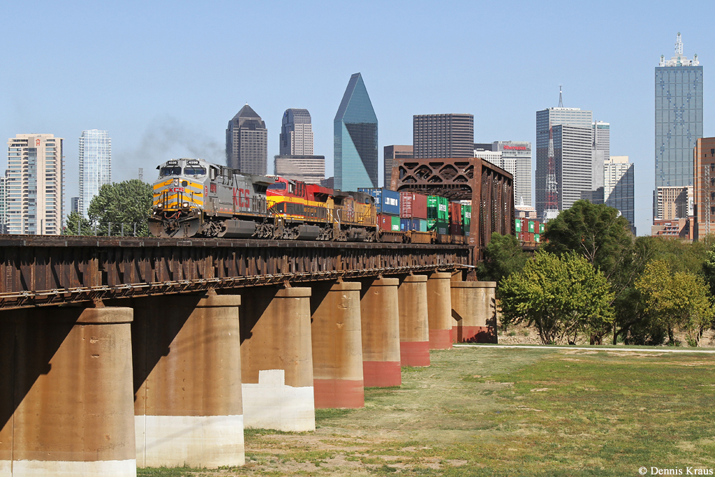 KCS 4598 (GE AC4400CW) + KCS 4772 + UP 5655 mit Containerzug am 15.10.2015 in Dallas, Texas.