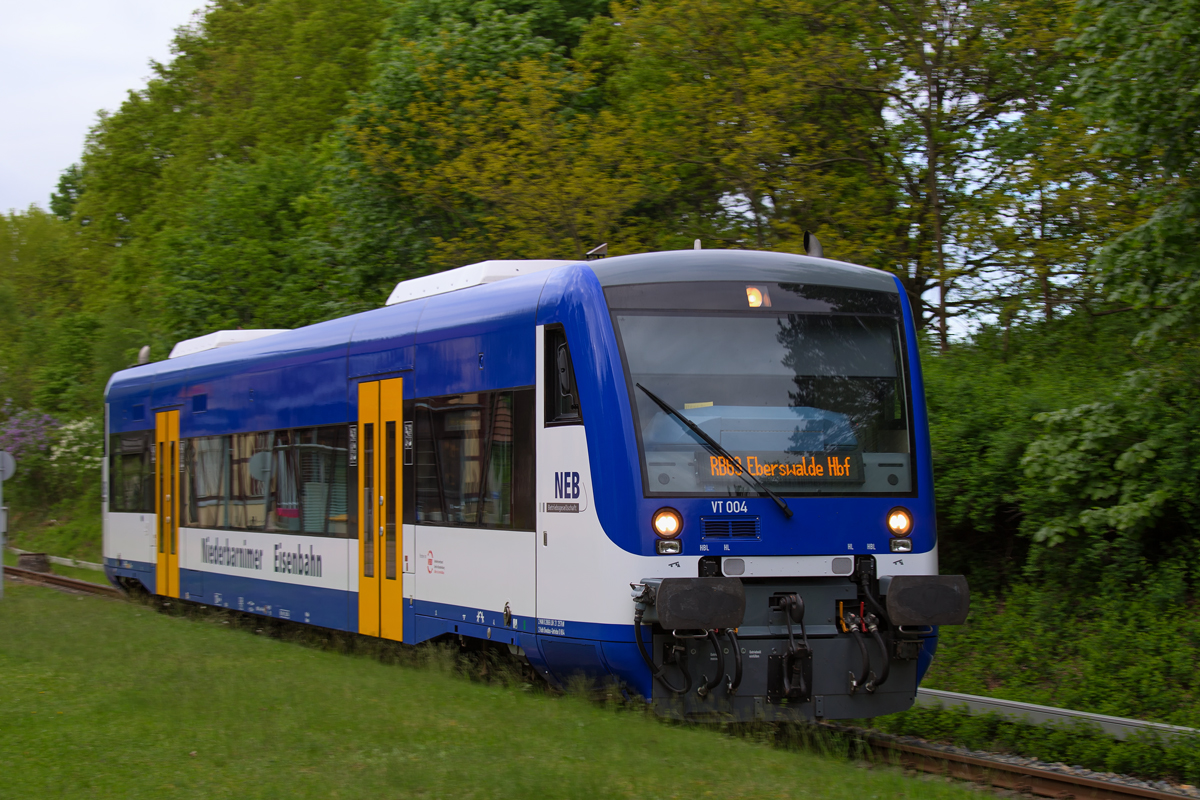 Kein Bedarfshalt des Stadler Regio-Shuttle der NEB am Hp Joachimsthal Kaiserbahnhof auf der Fahrt von Joachimsthal nach Eberswalde. - 14.05.2015
