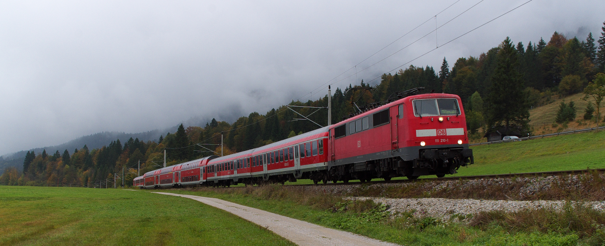 Kein Kaiserwetter...hatten wir am 09.10.2013 an der Mittenwaldbahn. Dennoch waren wir zwischen Klais und Gerold unterwegs. 111 210-1 bringt ihre RB aus München und hat noch knapp 1 Km bis Klais. Bahnstrecke 5504 München - Mittenwald kurz vor dem Bf. Klais.