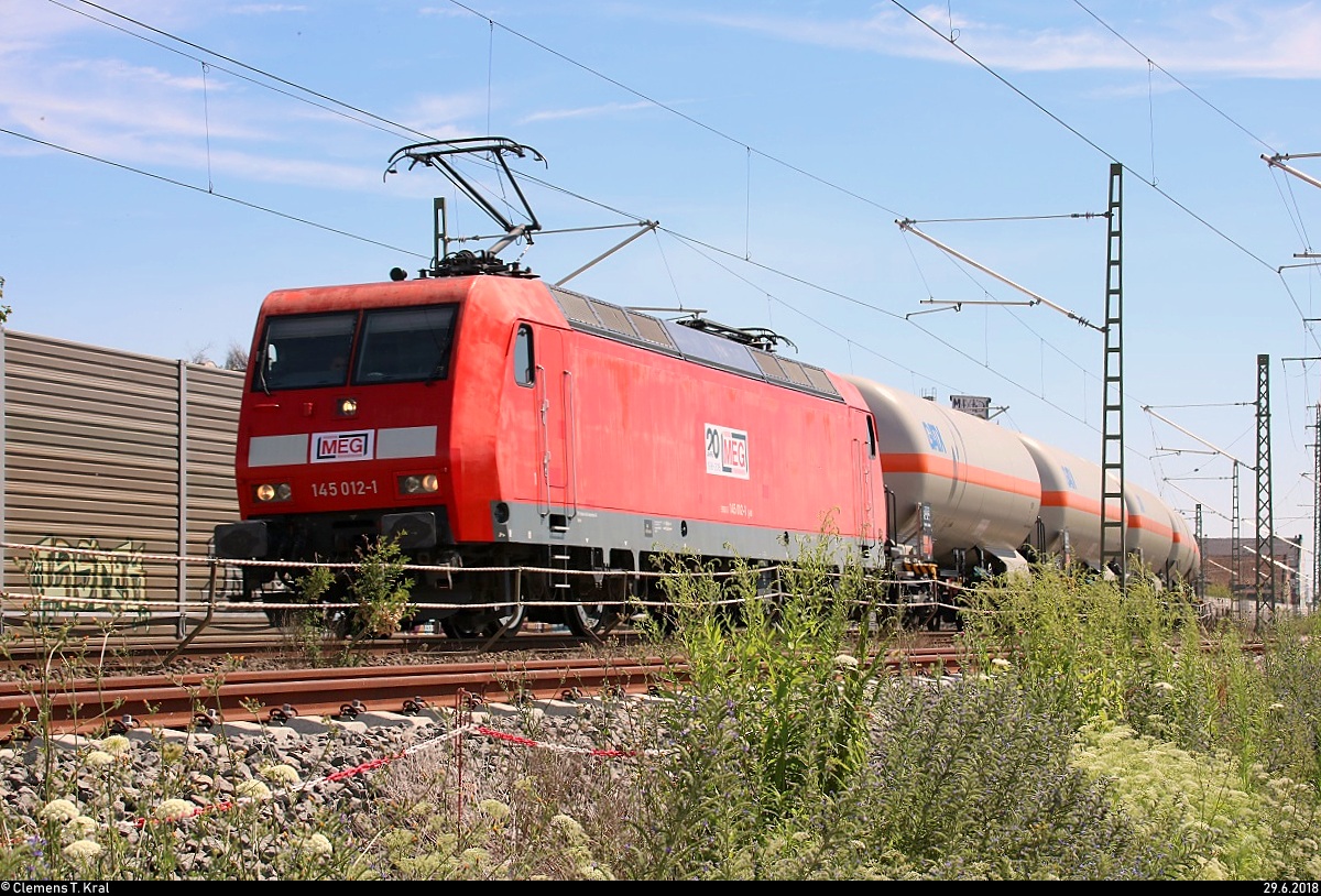 Kesselzug mit 145 012-1 der Mitteldeutsche Eisenbahn GmbH (MEG) passiert die Zugbildungsanlage (ZBA) Halle (Saale) Richtung Norden.
Anlässlich der feierlichen Inbetriebnahme der ZBA an diesem Tag war der Standort öffentlich zugänglich.
[29.6.2018 | 14:53 Uhr]