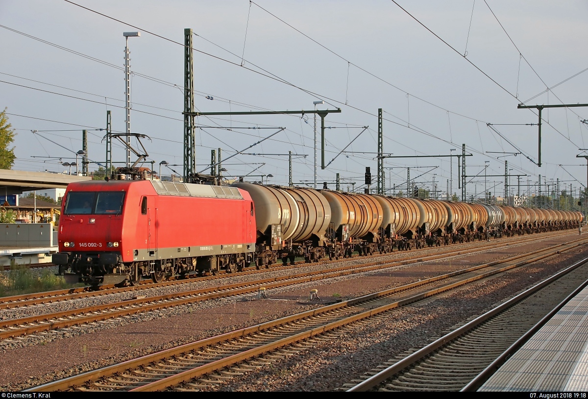 Kesselzug mit 145 092-3 der Beacon Rail Leasing Ltd., vermietet an die HSL Logistik GmbH, durchfährt Magdeburg Hbf in nördlicher Richtung.
[7.8.2018 | 19:18 Uhr]