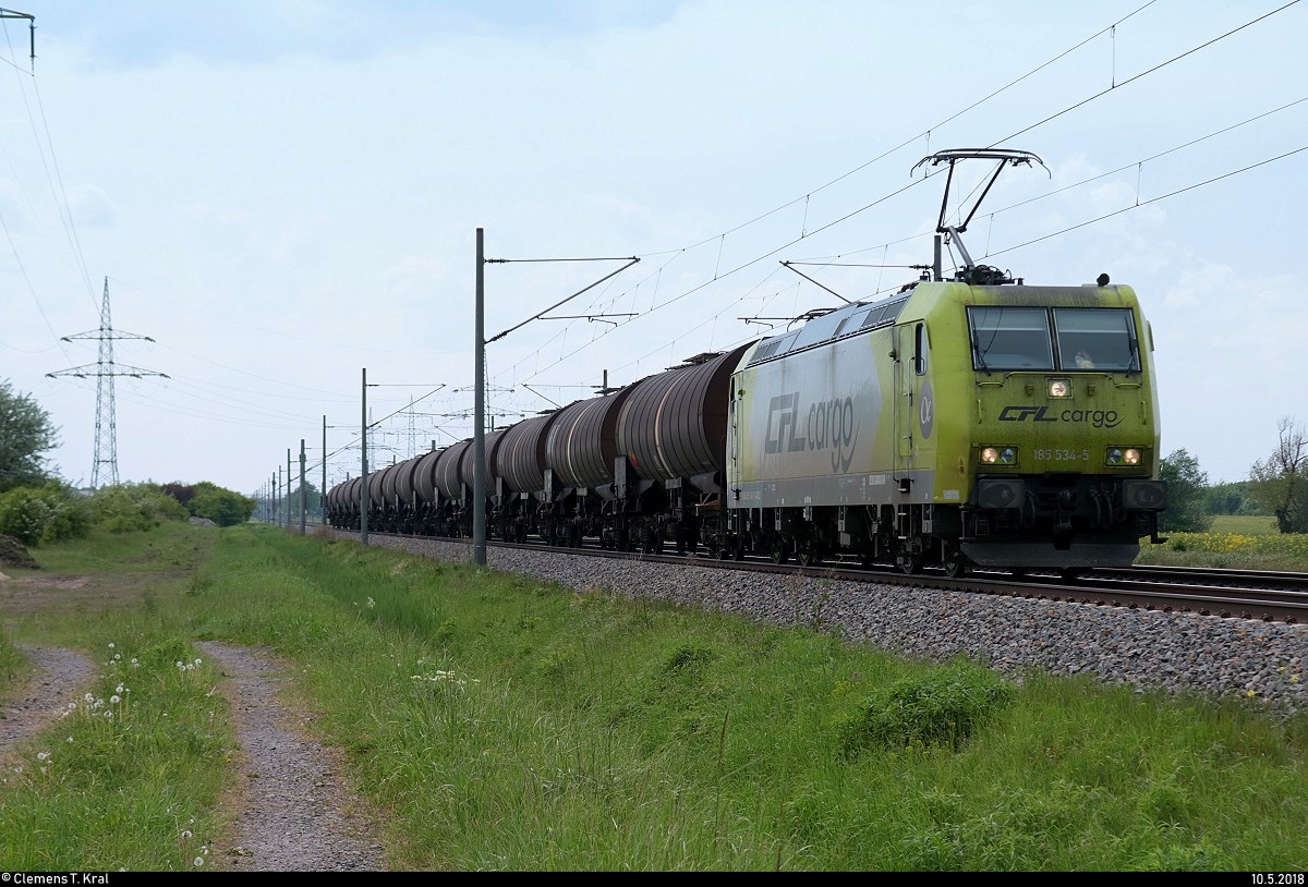 Kesselzug mit 185 534-5 der CFL Cargo Deutschland GmbH fährt in Braschwitz auf der Bahnstrecke Magdeburg–Leipzig (KBS 340) Richtung Köthen.
Aufgenommen im Gegenlicht.
[10.5.2018 | 14:01 Uhr]