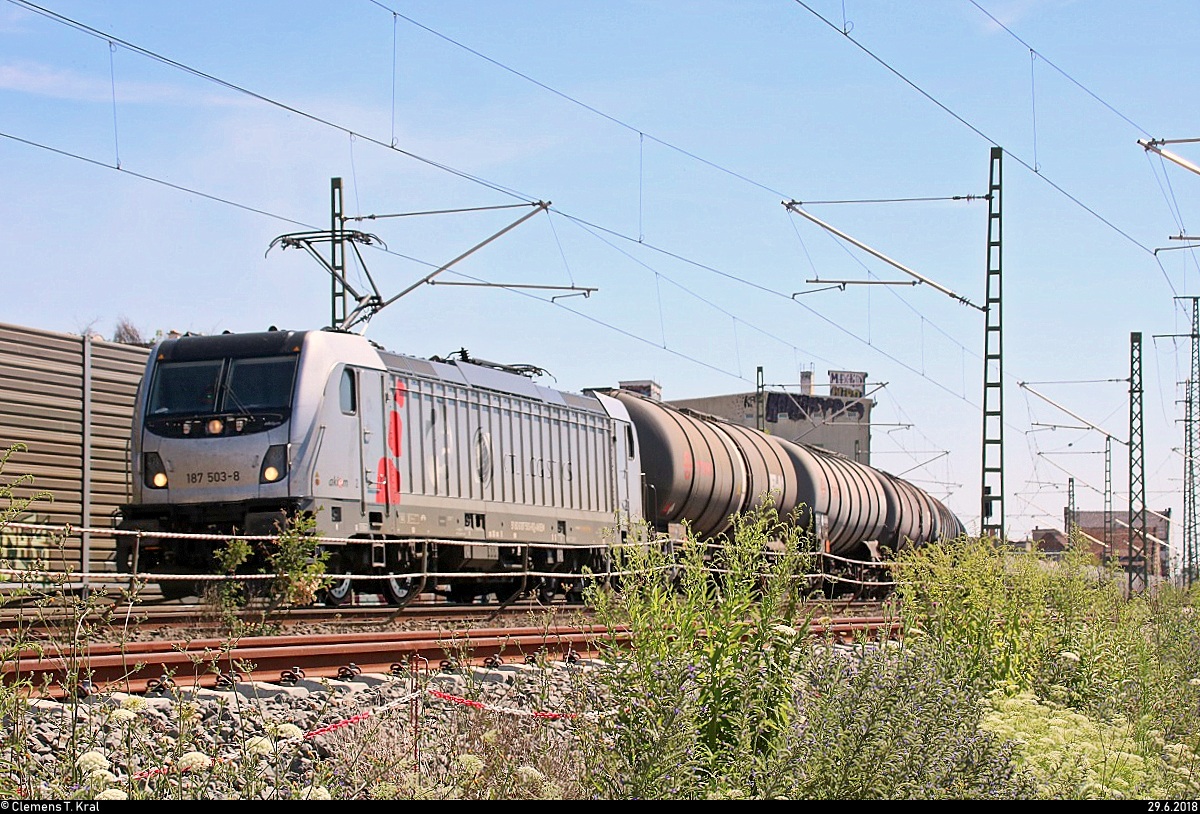 Kesselzug mit 187 503-8 der CTL Logistics GmbH passiert die Zugbildungsanlage (ZBA) Halle (Saale) Richtung Norden.
Anlässlich der feierlichen Inbetriebnahme der ZBA an diesem Tag war der Standort öffentlich zugänglich.
[29.6.2018 | 14:42 Uhr]