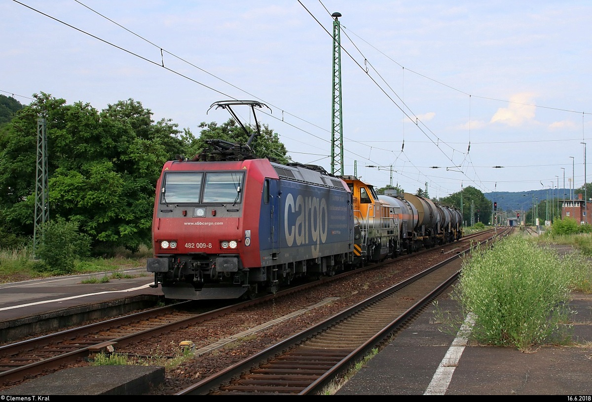 Kesselzug mit Re 482 009-8 der SBB Cargo und Vossloh  DE 23  der BASF SE durchfährt den Bahnhof Großheringen auf Gleis 2 Richtung Weimar.
[16.6.2018 | 18:01 Uhr]