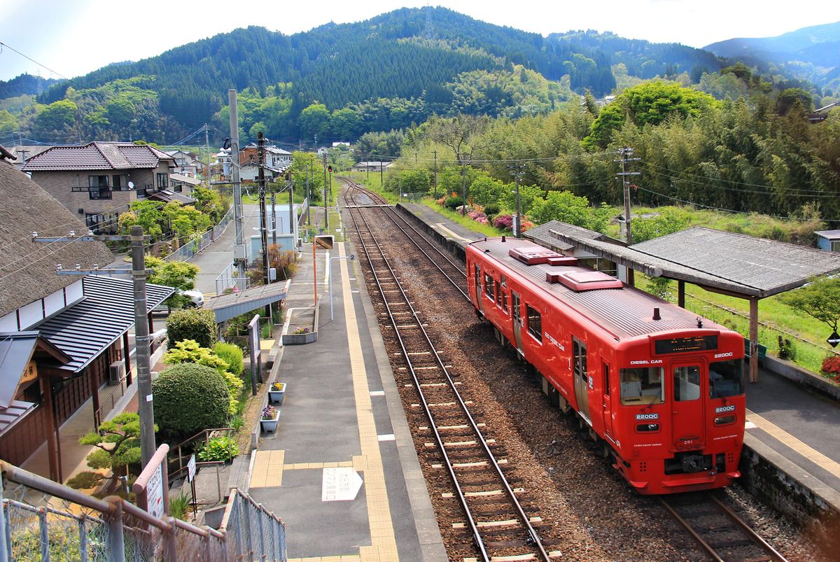 KIHA 220: Wagen KIHA 220-201 in Bungo Nakamura in den Bergen im östlichen Zentral-Kyûshû, 2.Mai 2016. KYÛDAI-HAUPTLINIE 