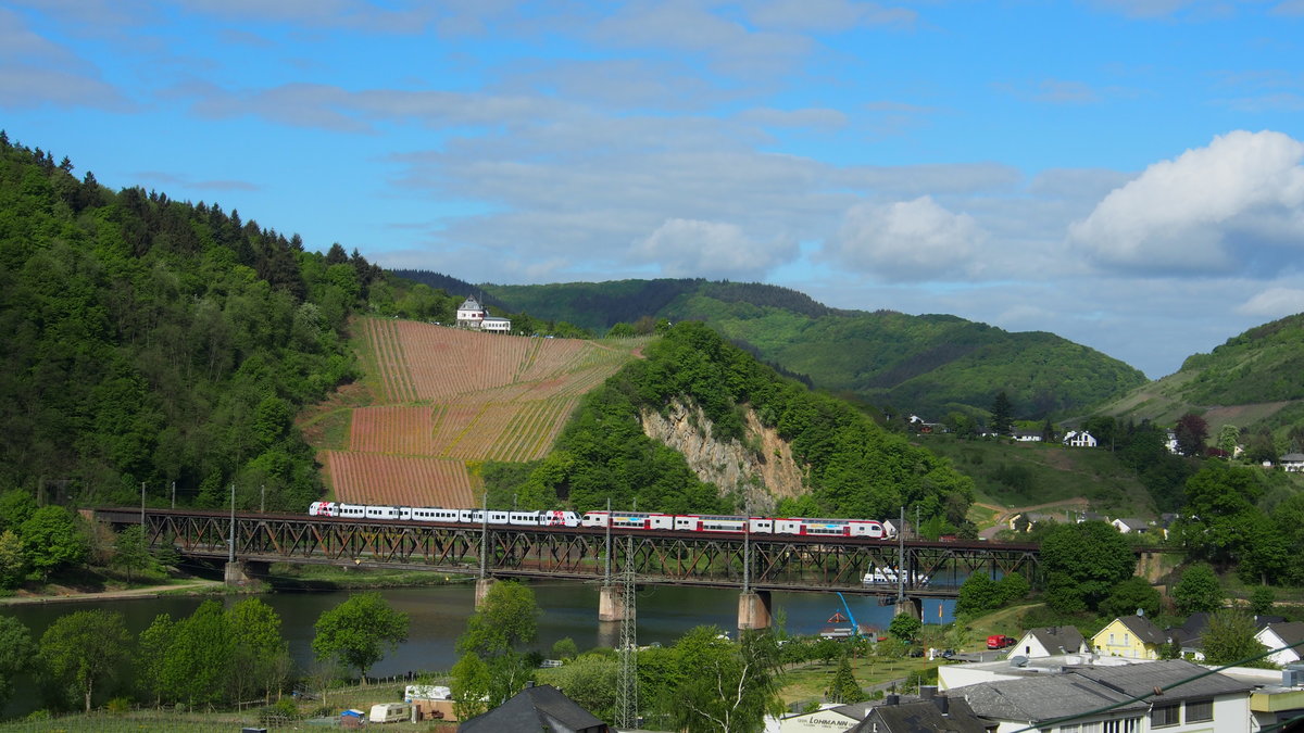 KISS der CFL und Flirt der DB im Doppelpack als RE1 unterwegs auf der Doppelstockbrücke über die Mosel, hier bei Bullay und auf dem Weg nach Koblenz.

Bullay, der 28.04.2018