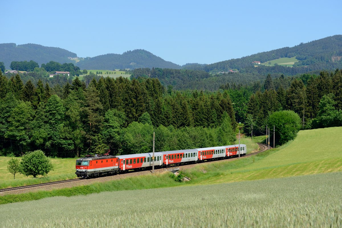 Klassischer Regionalverkehr bei den ÖBB: 1144.033 passiert mit ihrem R 3816 auf ihrer Fahrt nach Summerau am 05. Juni 2015 die Fotostelle bei Lest, die glücklicherweise durch den Ausbau der autobahnähnlichen S10 nicht beeinträchtigt wurde.