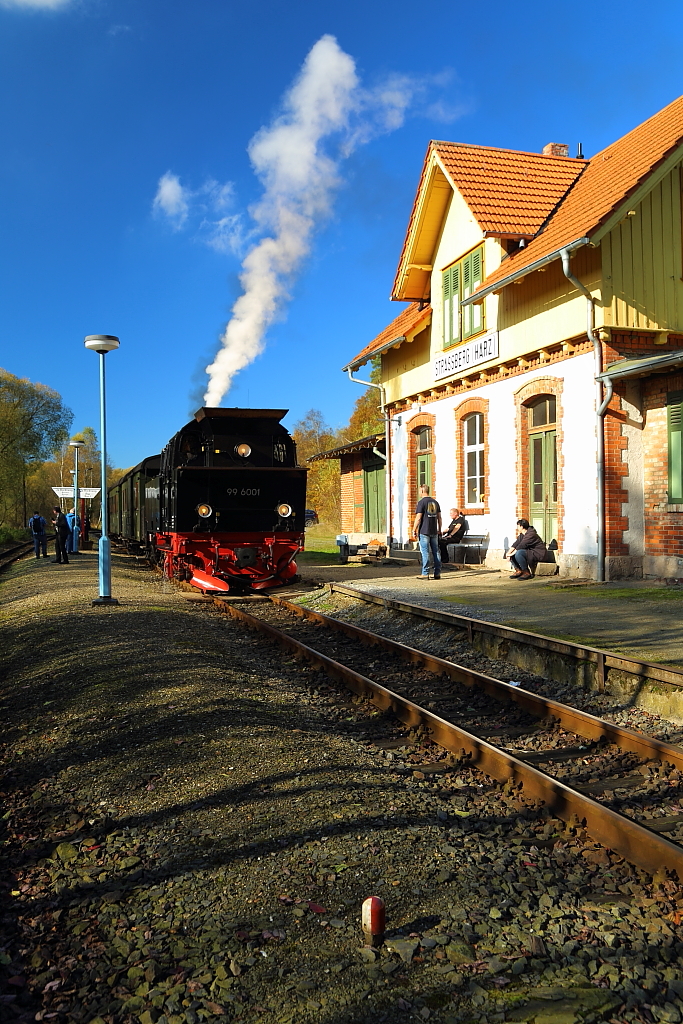 Kleinbahnidylle am 19.10.2014 im Bahnhof Straßberg (Harz). Zu sehen ist 99 6001 vor einem Sonderzug der IG HSB, welchen sie in Kürze zurück nach Gernrode bringen wird. (Bild 2)