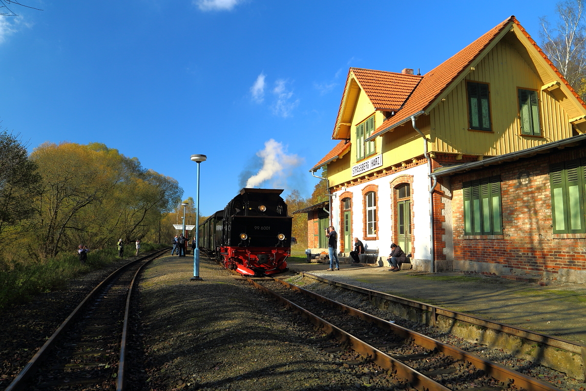 Kleinbahnidylle am 19.10.2014 im Bahnhof Straßberg (Harz). Zu sehen ist 99 6001 vor einem Sonderzug der IG HSB, welchen sie in Kürze zurück nach Gernrode bringen wird. (Bild 3)