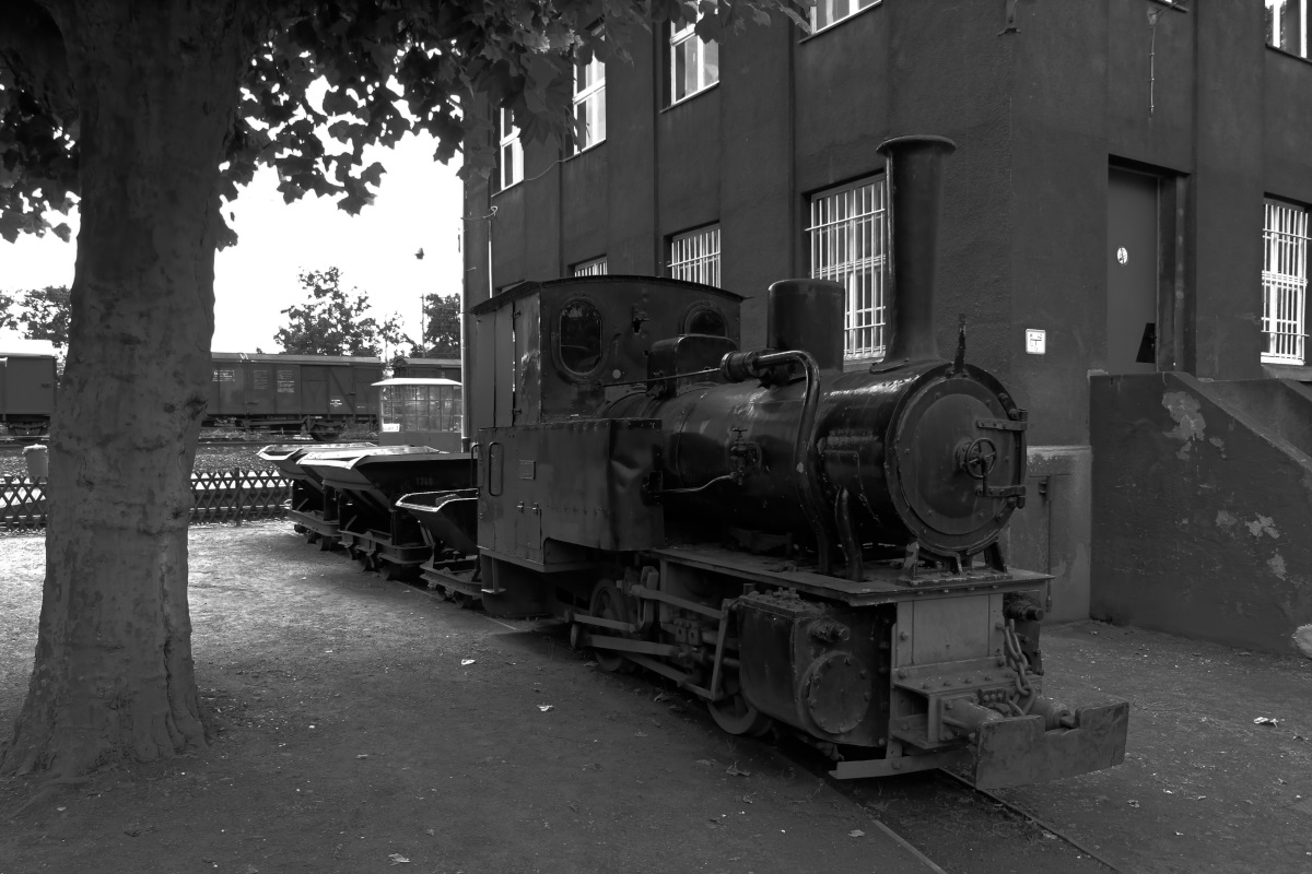 Kleine Dampflokomotive mit Kippwagen im Museum Bochum Dahlhausen 06.07.2014