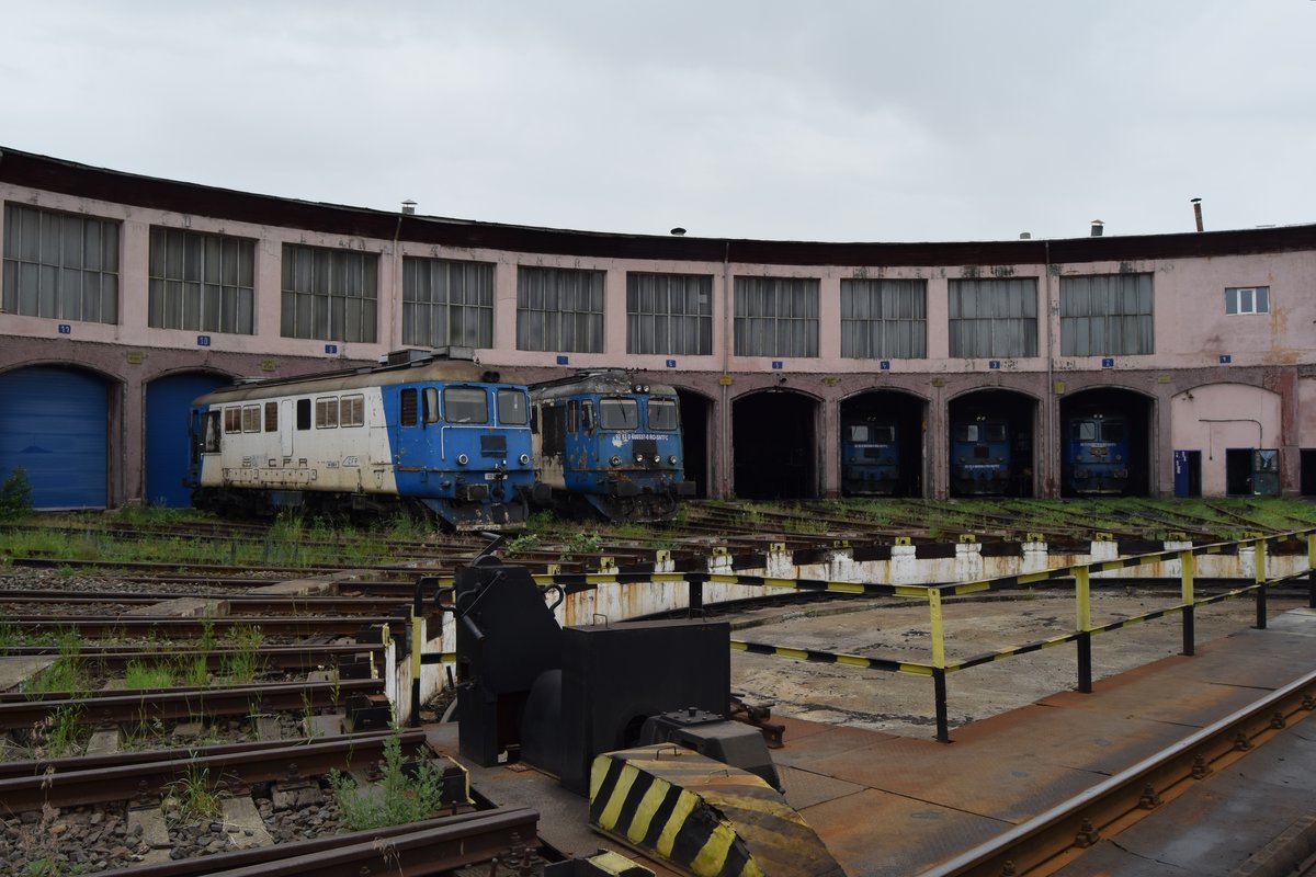 Kleine Lokparade im Bahnbetriebswerk Sibiu am 17.06.2016. Im Bild sind vier Dieselloks der Baureihe 60 (von links nach rechts: 0 60 1266-0, 0 60 0537-0, 0 60 0908-3 und 0 60 0718-6) und eine Lok der Baureihe 62 (0 62 1365-1, dritte Lok von rechts)zu sehen.