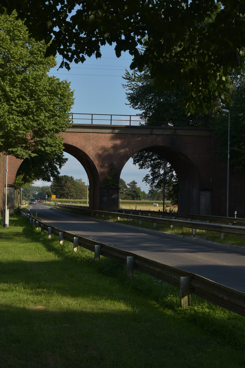 Kleiner Viadukt über die Rischmühlenstraße in Brachelen, hier kreuzt die Kbs 485 die K14. Sonntag den 6.8.2017