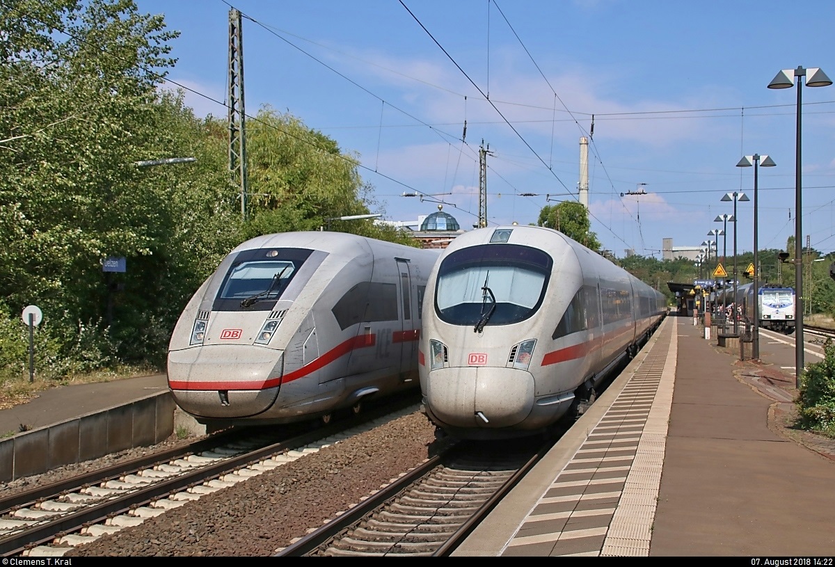 Kleines Treffen der Generationen:
412 011 (Tz 9011) als ICE 881 von Hamburg-Altona nach München Hbf trifft auf (im Nachschuss) 411 ??? als ICE 1180 (Linie 25) von München Hbf nach Hamburg-Altona im Bahnhof Uelzen.
[7.8.2018 | 14:22 Uhr]