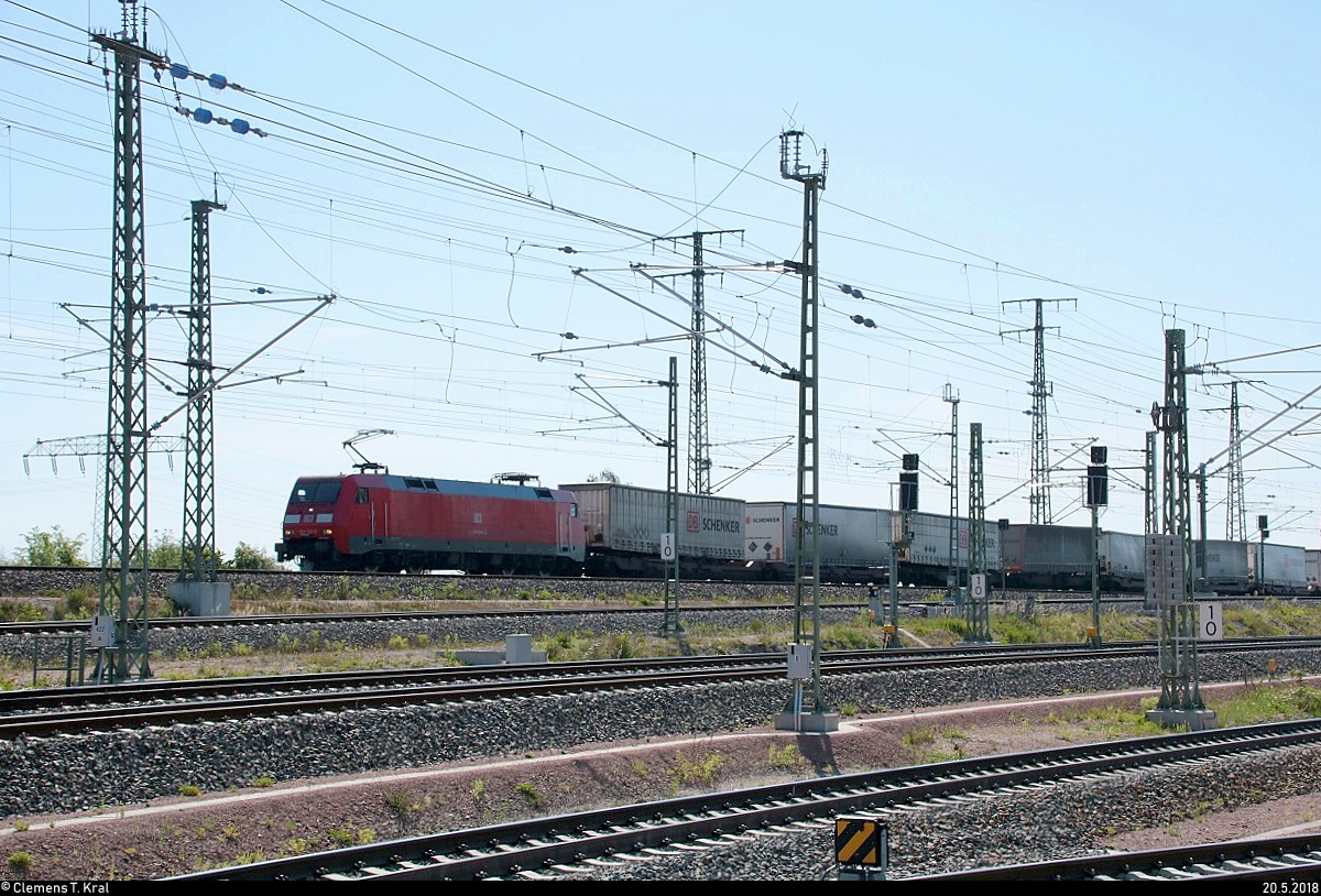 KLV-Zug mit 152 128-5 DB fährt in Halle (Saale), Karl-von-Thielen-Straße, auf der Ostumfahrung für den Güterverkehr in nördlicher Richtung.
[20.5.2018 | 9:47 Uhr]