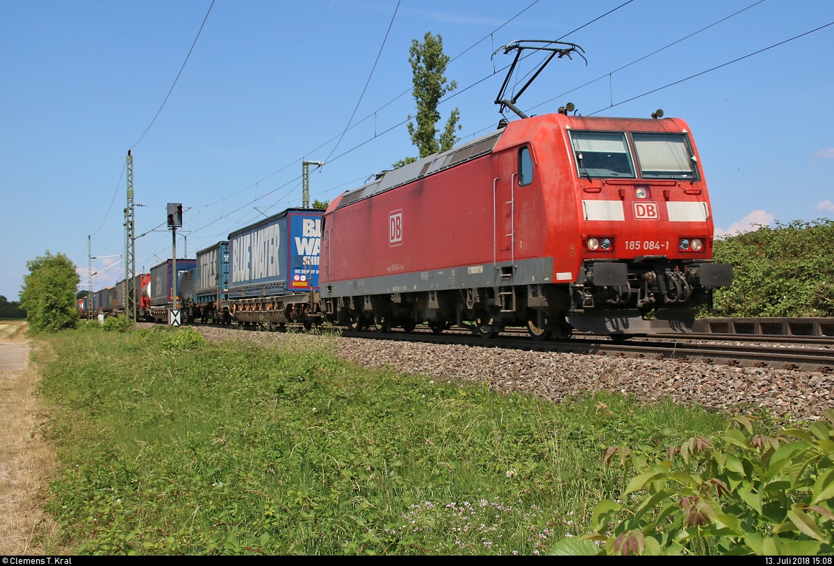 KLV-Zug mit 185 084-1 DB durchfährt den Haltepunkt Auggen auf der Bahnstrecke Mannheim–Basel (Rheintalbahn | KBS 703) Richtung Basel (CH).
[13.7.2018 | 15:08 Uhr]