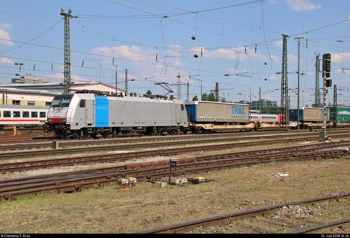 KLV-Zug mit 186 453-7 Railpool, vermietet an Lineas, durchfährt den Bahnhof Basel Bad Bf (CH) in nördlicher Richtung.
Aufgenommen vom öffentlich zugänglichen Parkplatz neben der Schwarzwaldallee.
[13.7.2018 | 16:36 Uhr]